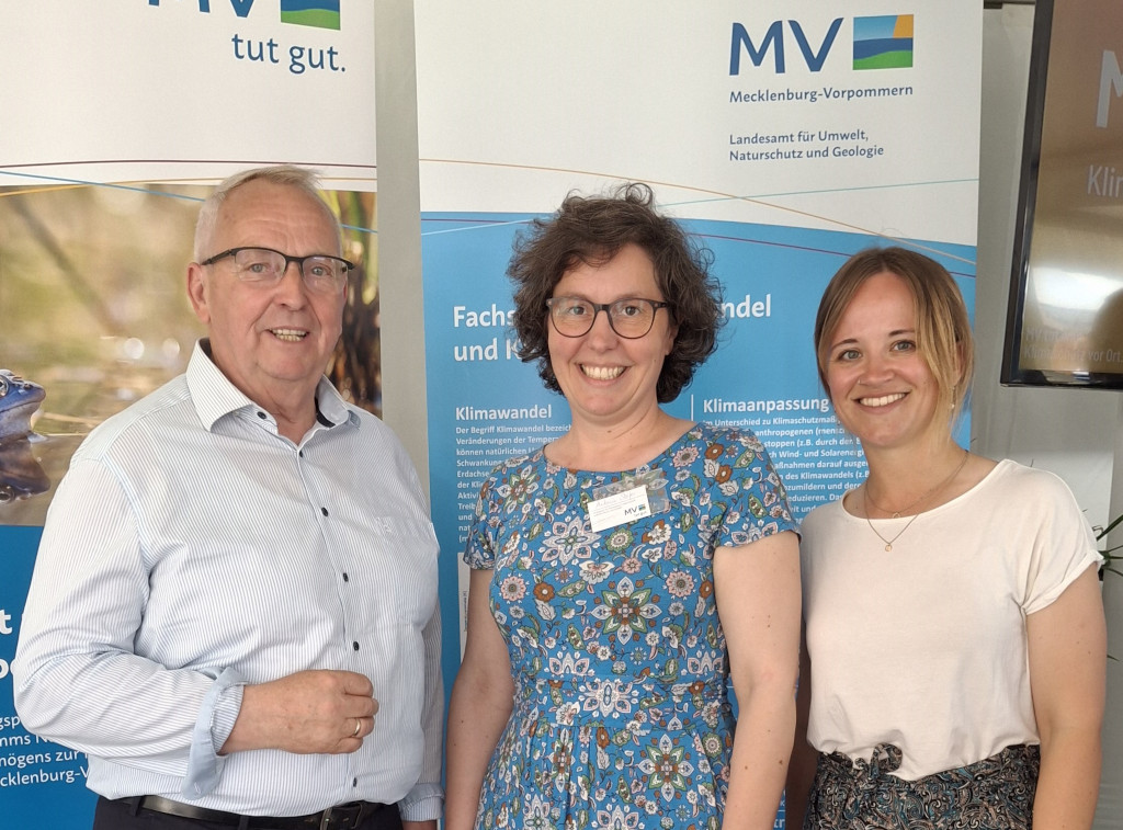 Gruppenfoto am MV-Tag vom 21.06.2025: Minister Backhaus, Antonia Stefer und Moorspezialistin Carmen Wassong beim MV-Tag 2025 Gruppenfoto am MV-Tag vom 21.06.2025: Minister Backhaus, Antonia Stefer und Moorspezialistin Carmen Wassong beim MV-Tag 2025